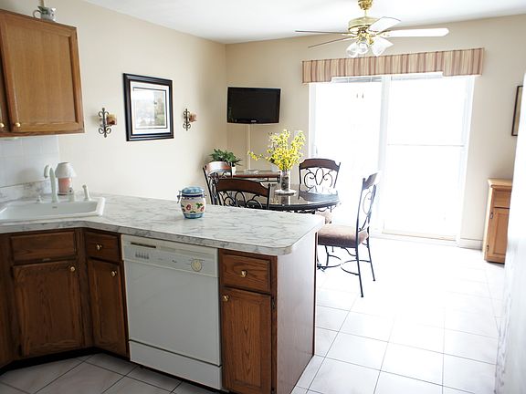 5th image of 163 Cotter Ave