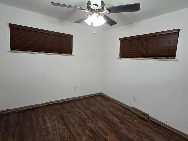 390 S Utica St — Photo 24