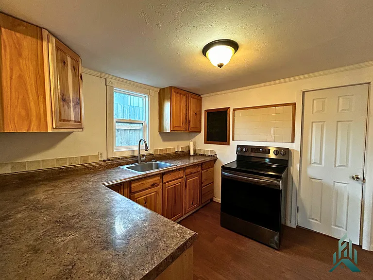 625 Geary St SE — Photo 5