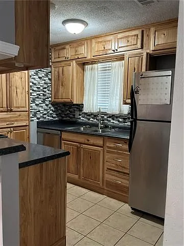 3 bed, 2.0 bath, 1484 sqft, $2,200 — Photo 3
