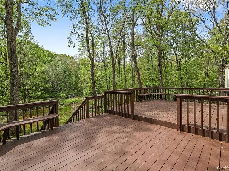 10 Silvermine Dr — Photo 27