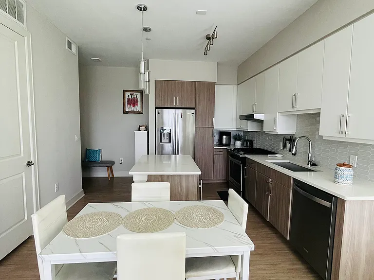 1321 Montrose Blvd #601 — Photo 6