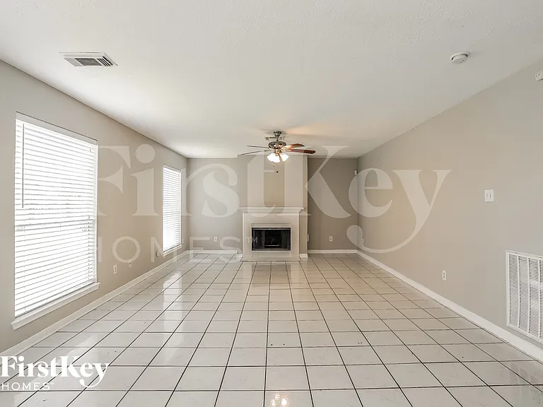 518 Foxglove Dr — Photo 3