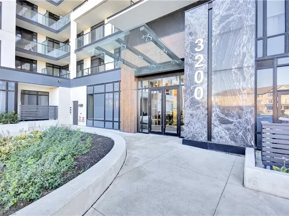 3200 William Coltson Ave #721, Oakville, ON L6H 7W6