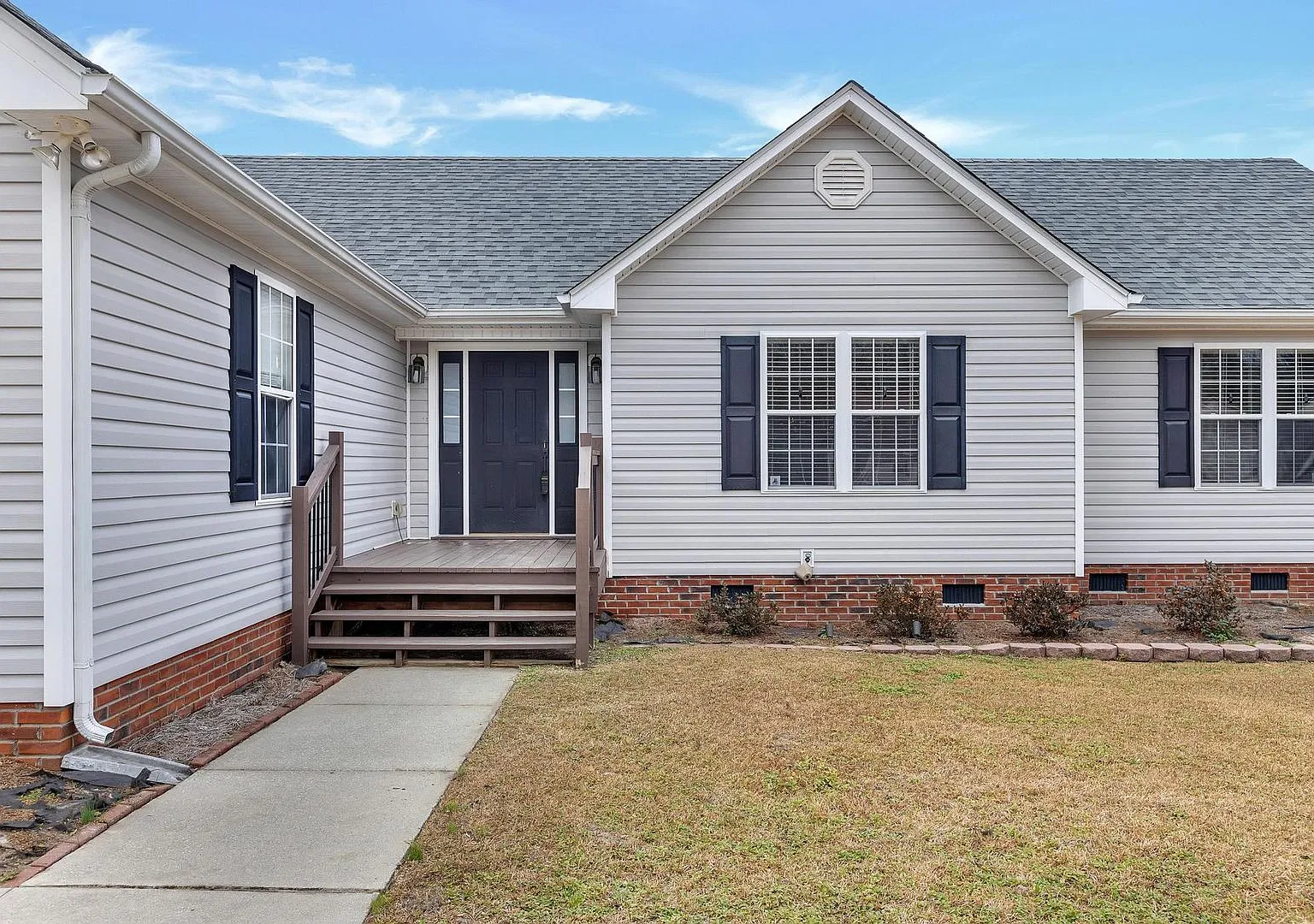 Modern Farmhouse Style with LARGE fenced yard — Photo 2
