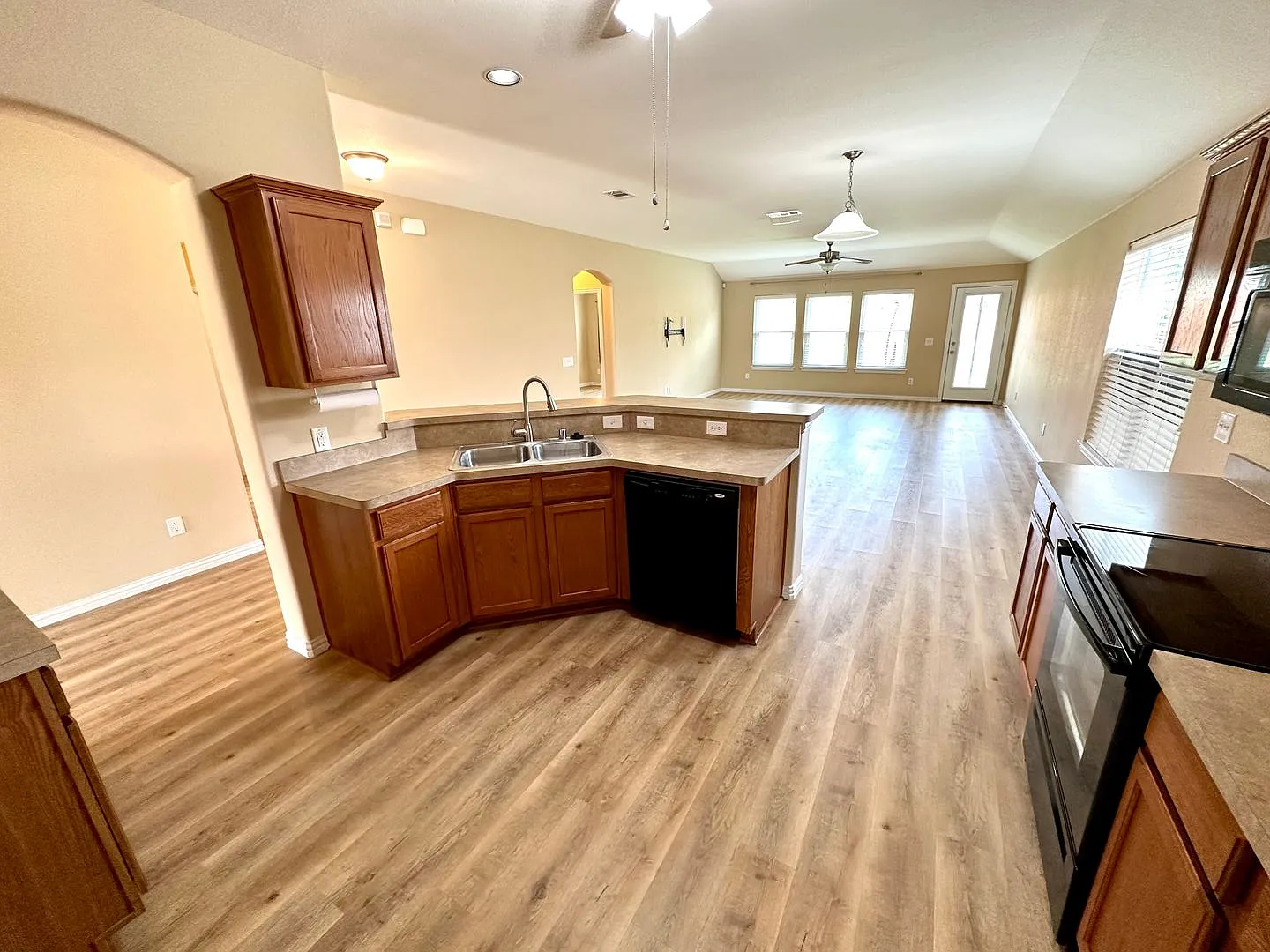 221 Creekwood Princeton, TX 75047 — Photo 4