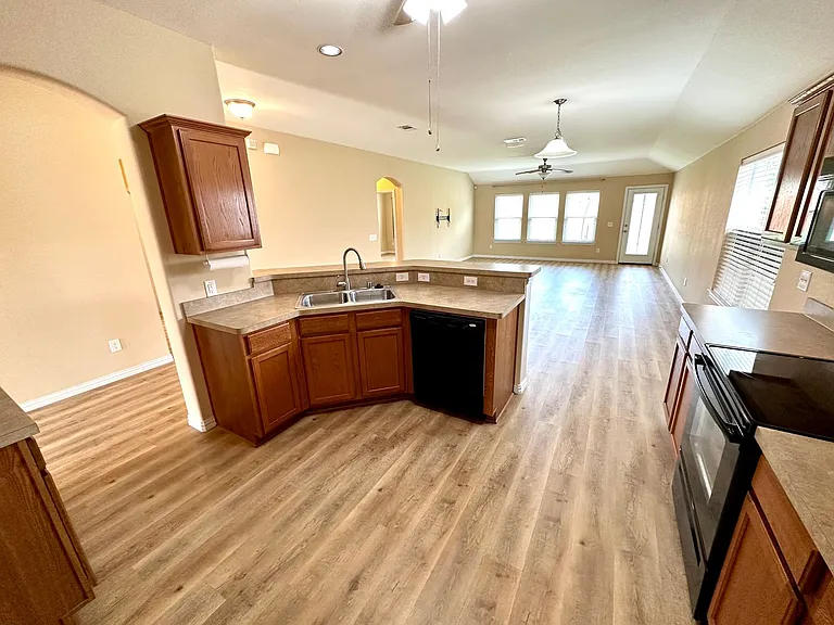 221 Creekwood Dr — Photo 4