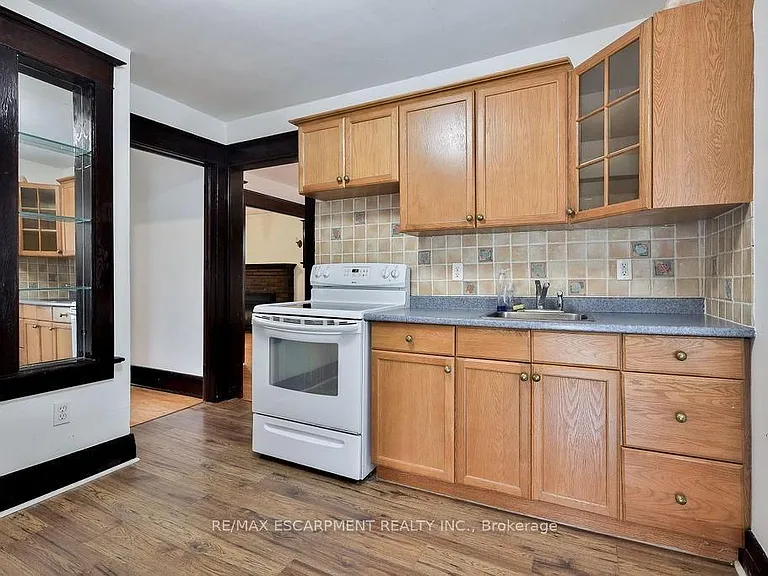 311 Queen St S — Photo 33