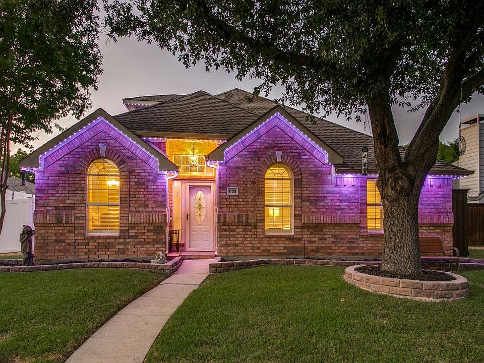 You will love the drive up uphill on this house, one thing to know is that these lights are built-in and they do go all the way around the house, you can add the color that you want.
