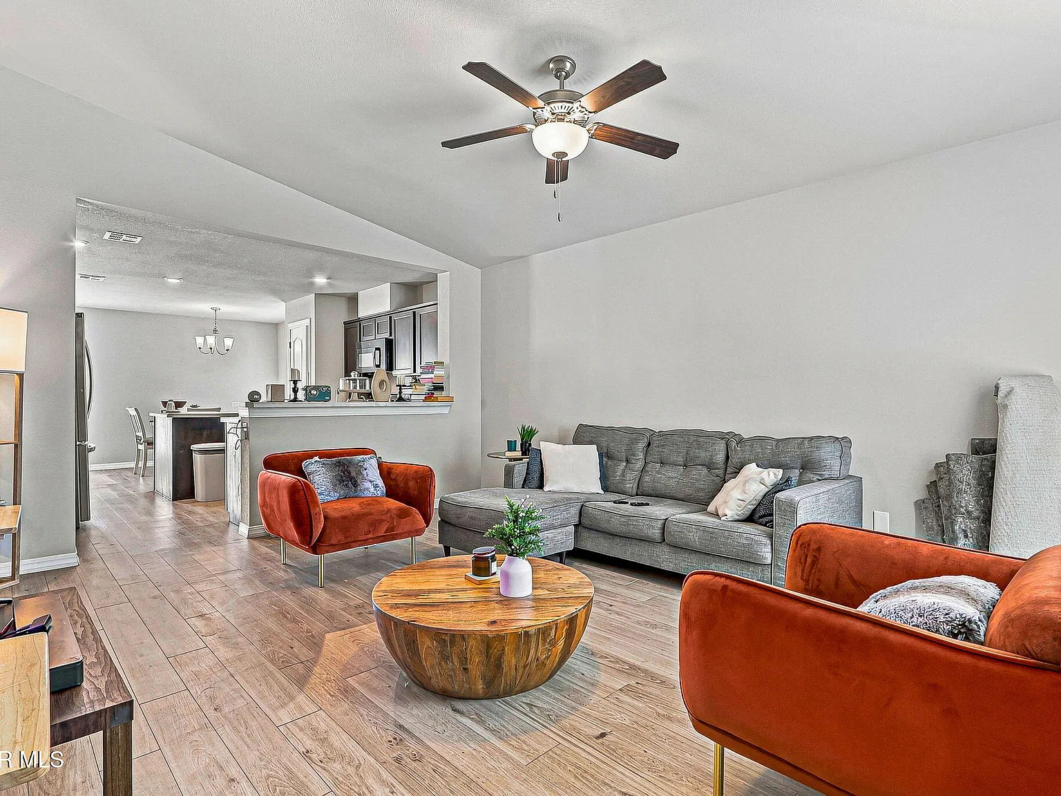 3 bed, 2.0 bath, 1350 sqft, $1,575 — Photo 4