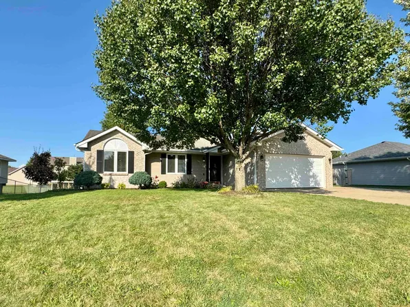 737 Golden Prairie Dr, Davis Junction, IL 61020
