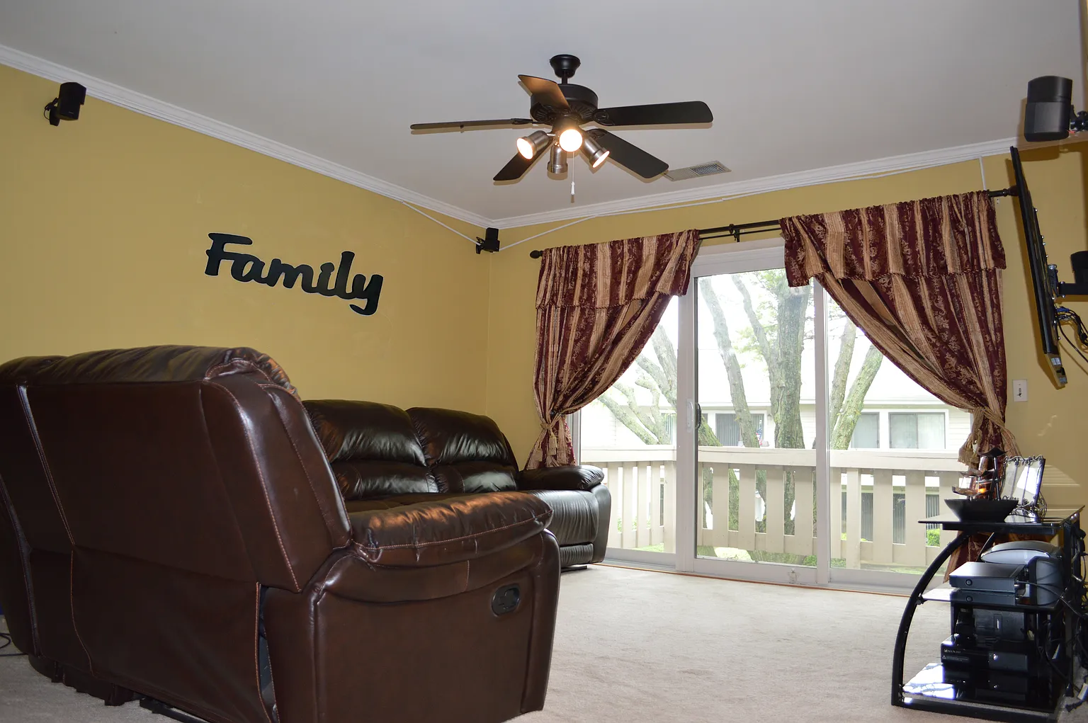 1302 Hiatt St photo 1