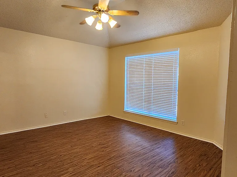 2204 Turf Club Dr — Photo 10