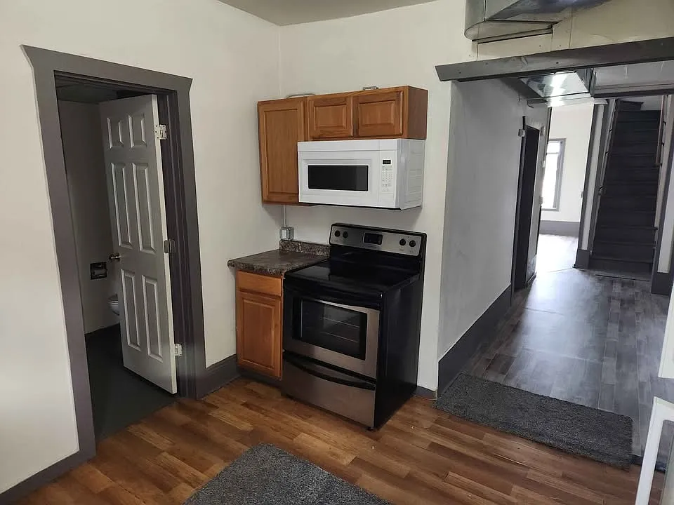 4 bed, 1306 sqft, $1,400 — Photo 2