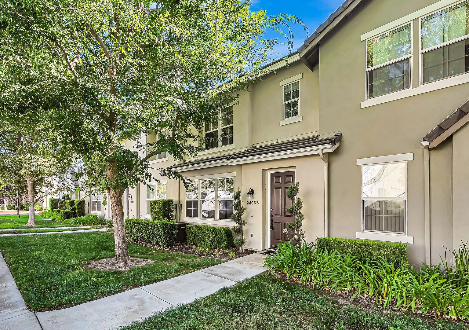 Stunning 3 Bed Townhome in Valencia — Photo 3