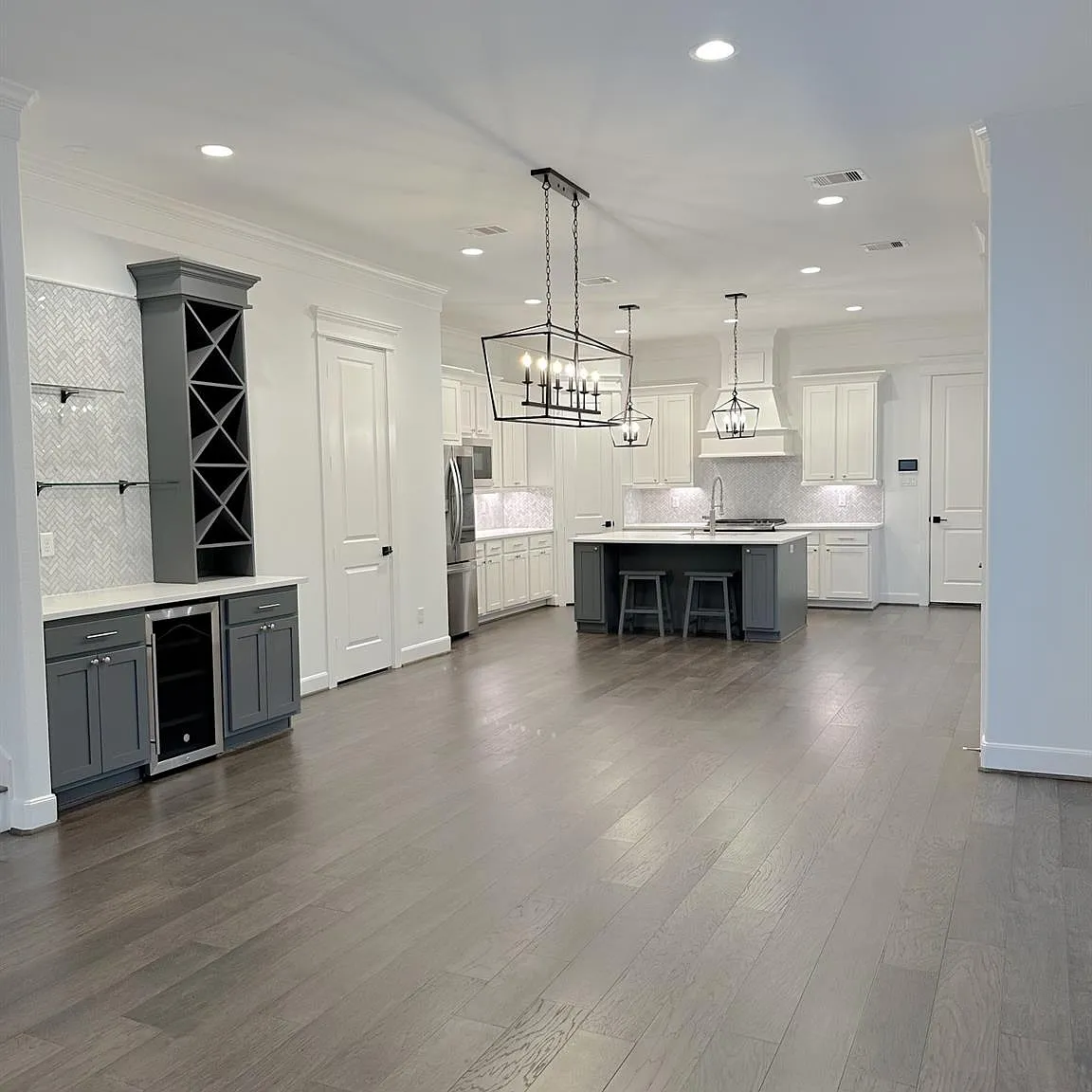 3 bed, 2.5 bath, 2496 sqft, $5,300 — Photo 2