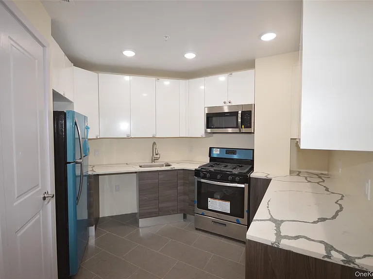 55 S Middle Neck Rd #4C — Photo 3