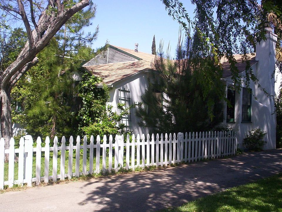 Bungalow house with pool