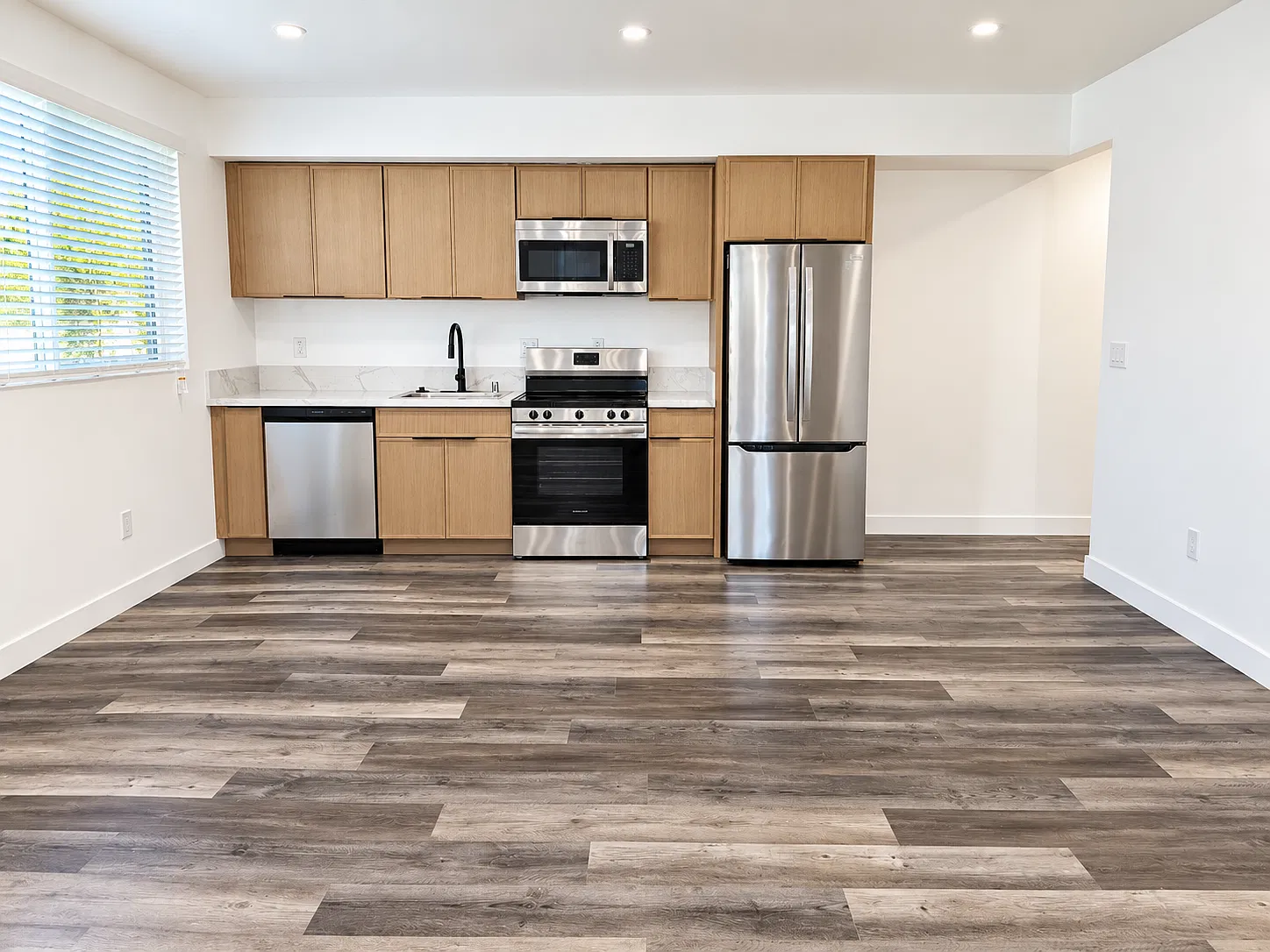 5 bed, 5.5 bath, 2000 sqft, $6,000 — Photo 3