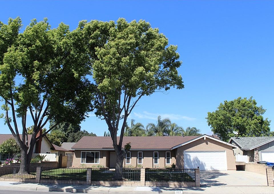 1st image of 827 E Banyan St