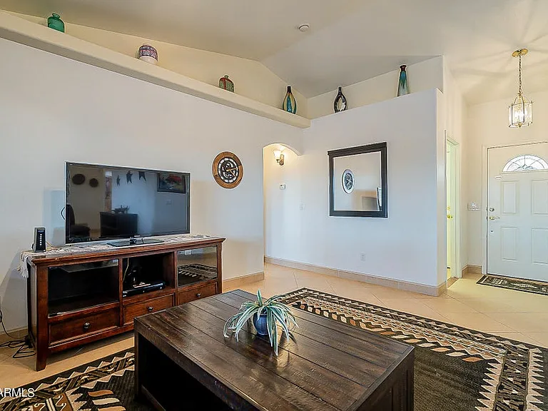 1105 N Cota Ln — Photo 11