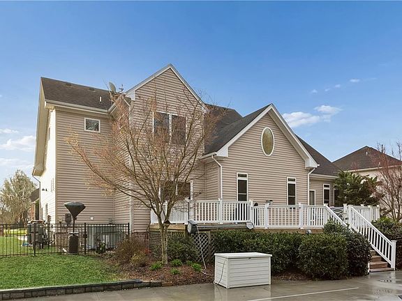 4th image of 320 Riviara Pl