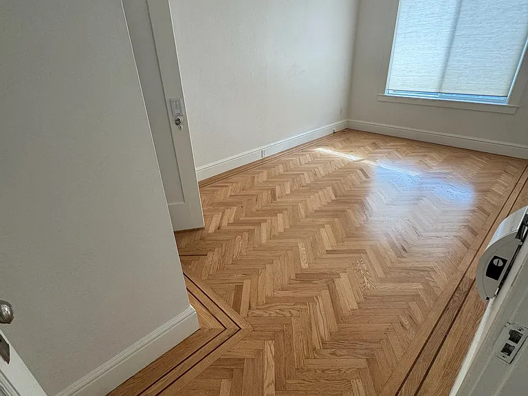 Bedroom w/ closet