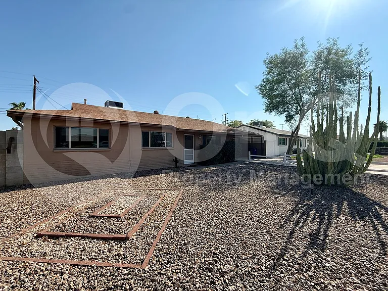 445 E Beatryce St — Photo 3