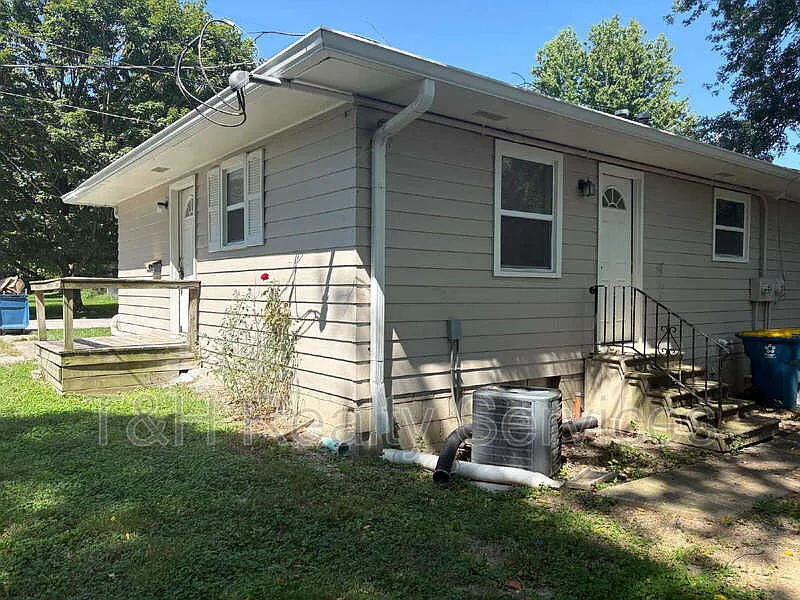 2 bed, 1.0 bath, 702 sqft, $900 — Photo 3