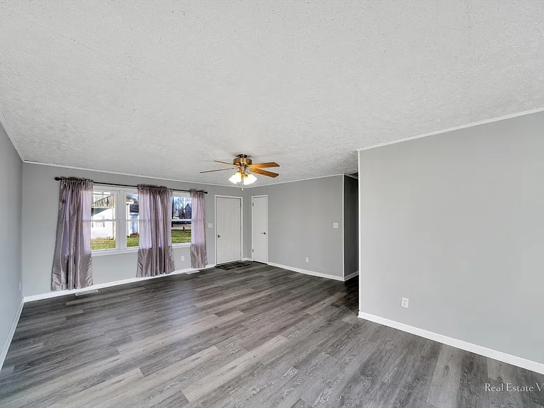 303 S East St — Photo 10