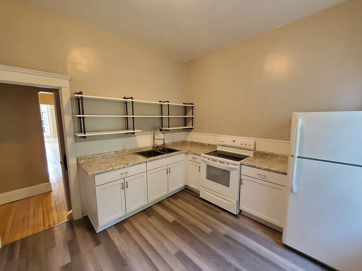 Building Photo - 210 N 15th Ave E #1