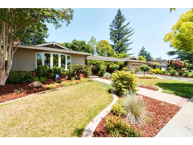 841 Lilac Way photo 1