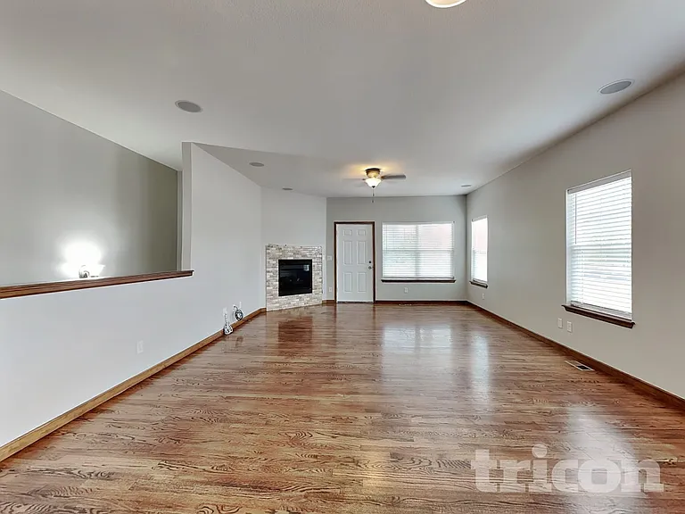 6313 N Genoa Way — Photo 2