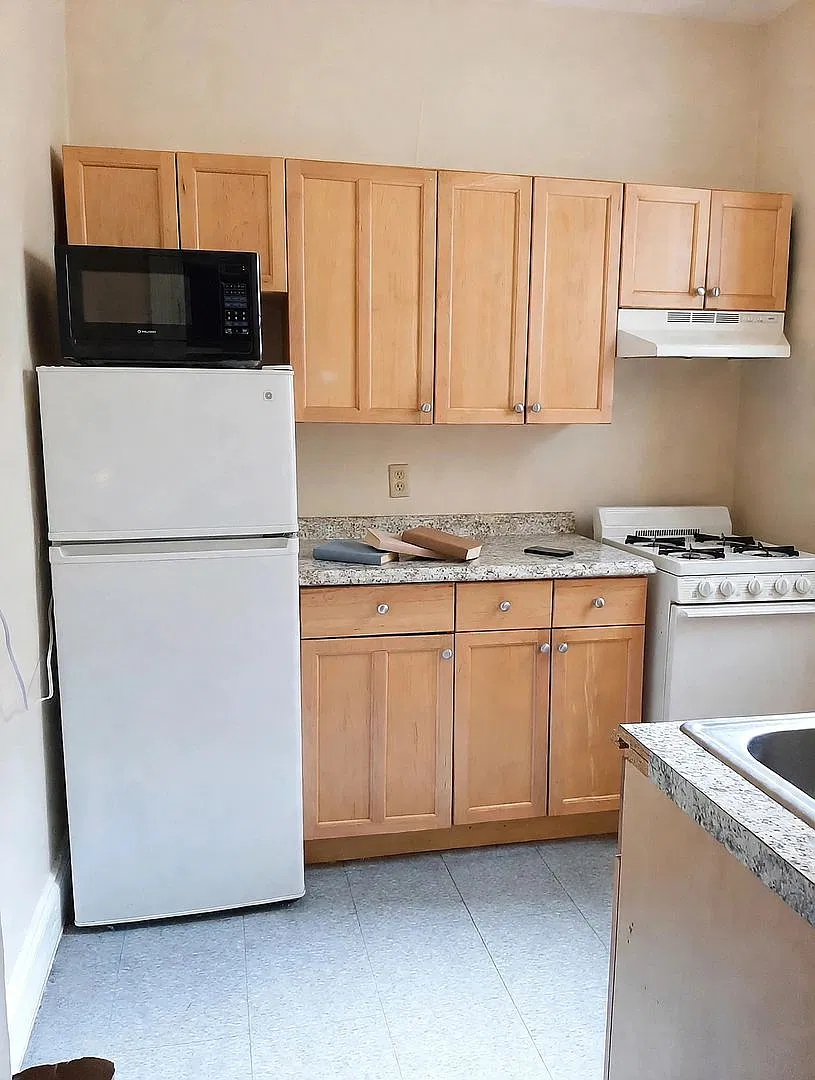 2 Bed Split (Or 1-Bed with Living Room) w Heat and Hot Water Inc! NEAR T — Photo 3