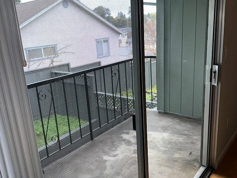 900 Alvarez Ave #8 — Photo 31