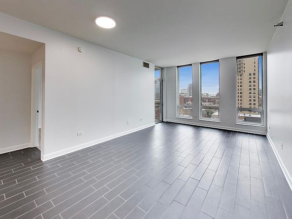 3rd image of 1400 S Michigan Ave APT 1006
