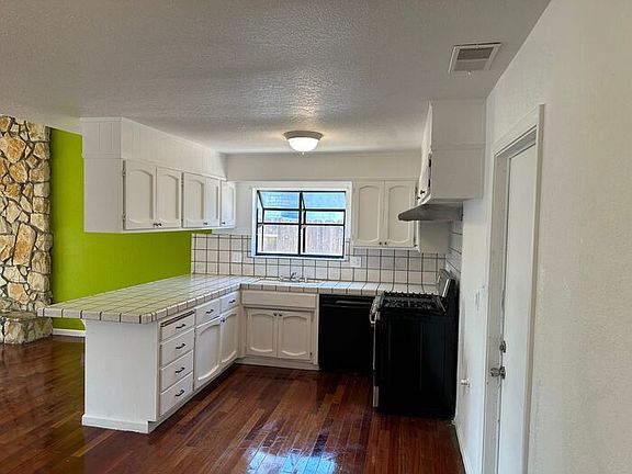 3rd image of 8802 Valleyoak Dr