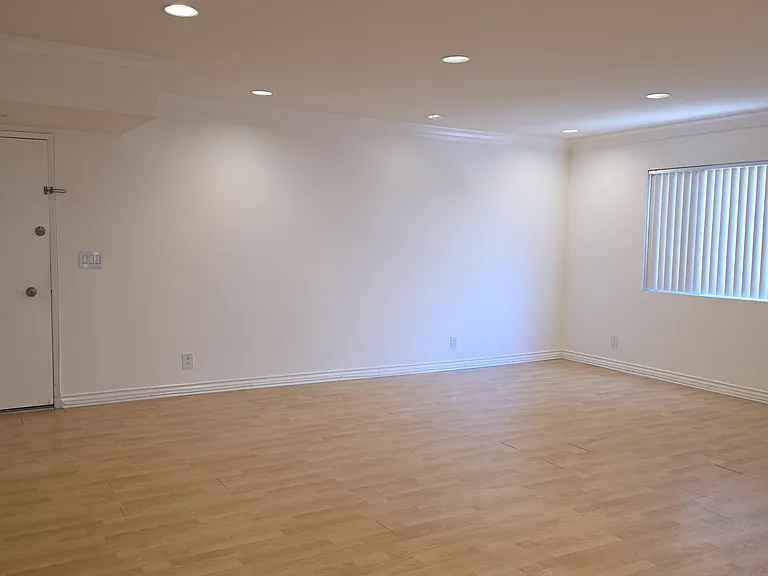 600 W Stocker St #316 — Photo 13