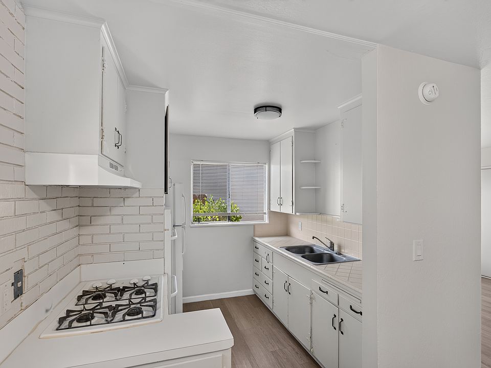 1st image of 962 Lupin Dr APT 3