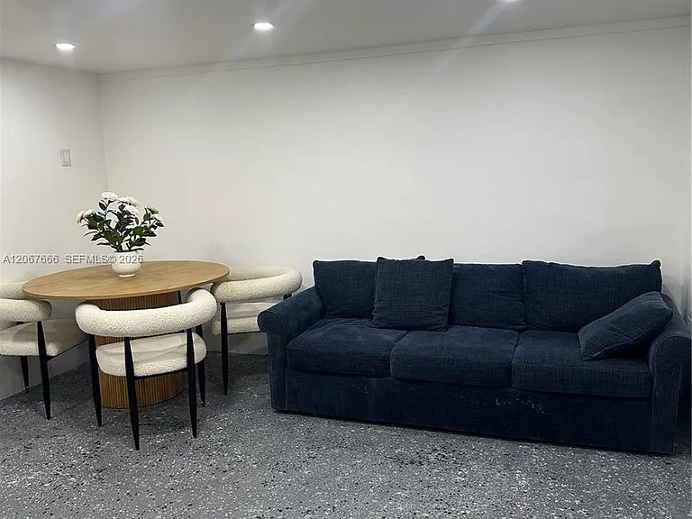 1725 NW 9th Ave #STUDIO — Photo 9