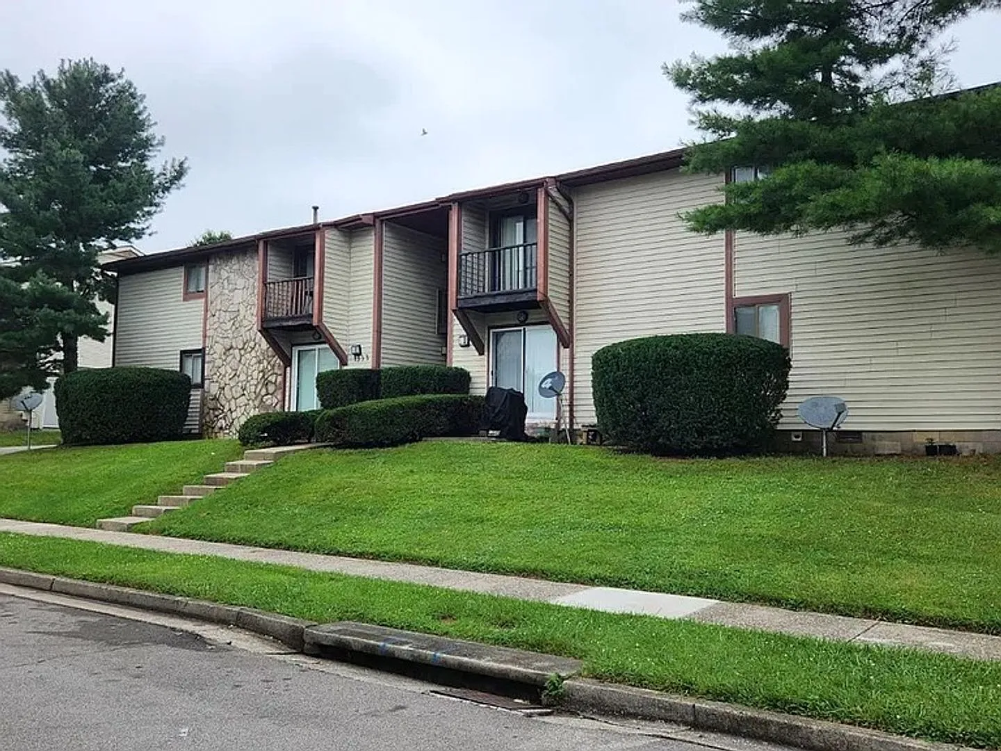 2 bedroom off Alumni! — Photo 2