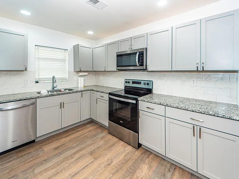 6933 Raymond Ave — Photo 10