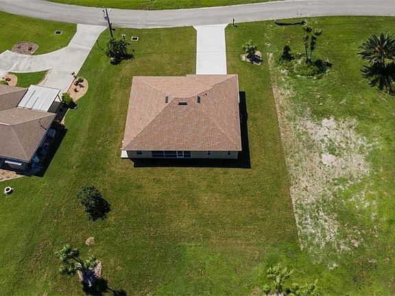 4th image of 749 Mirror Lakes Dr