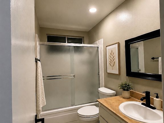 3rd image of 8551 Emerson Cir #5