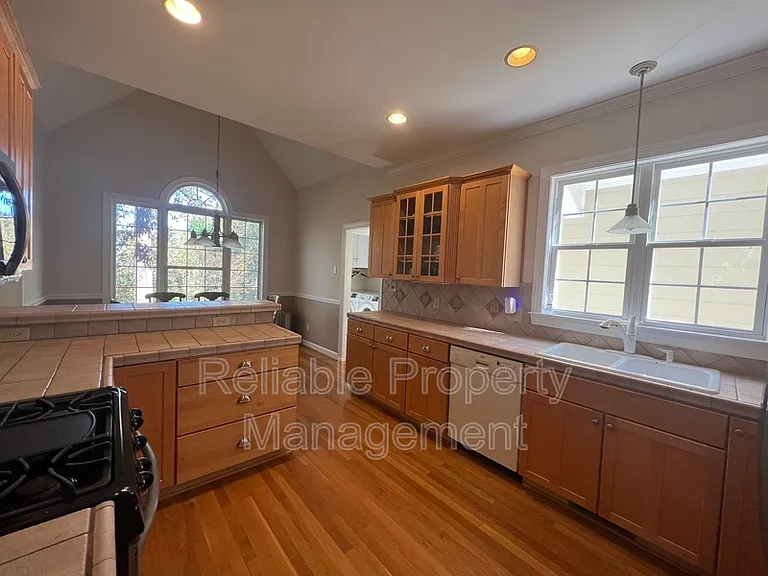 1004 Melville Ln — Photo 7