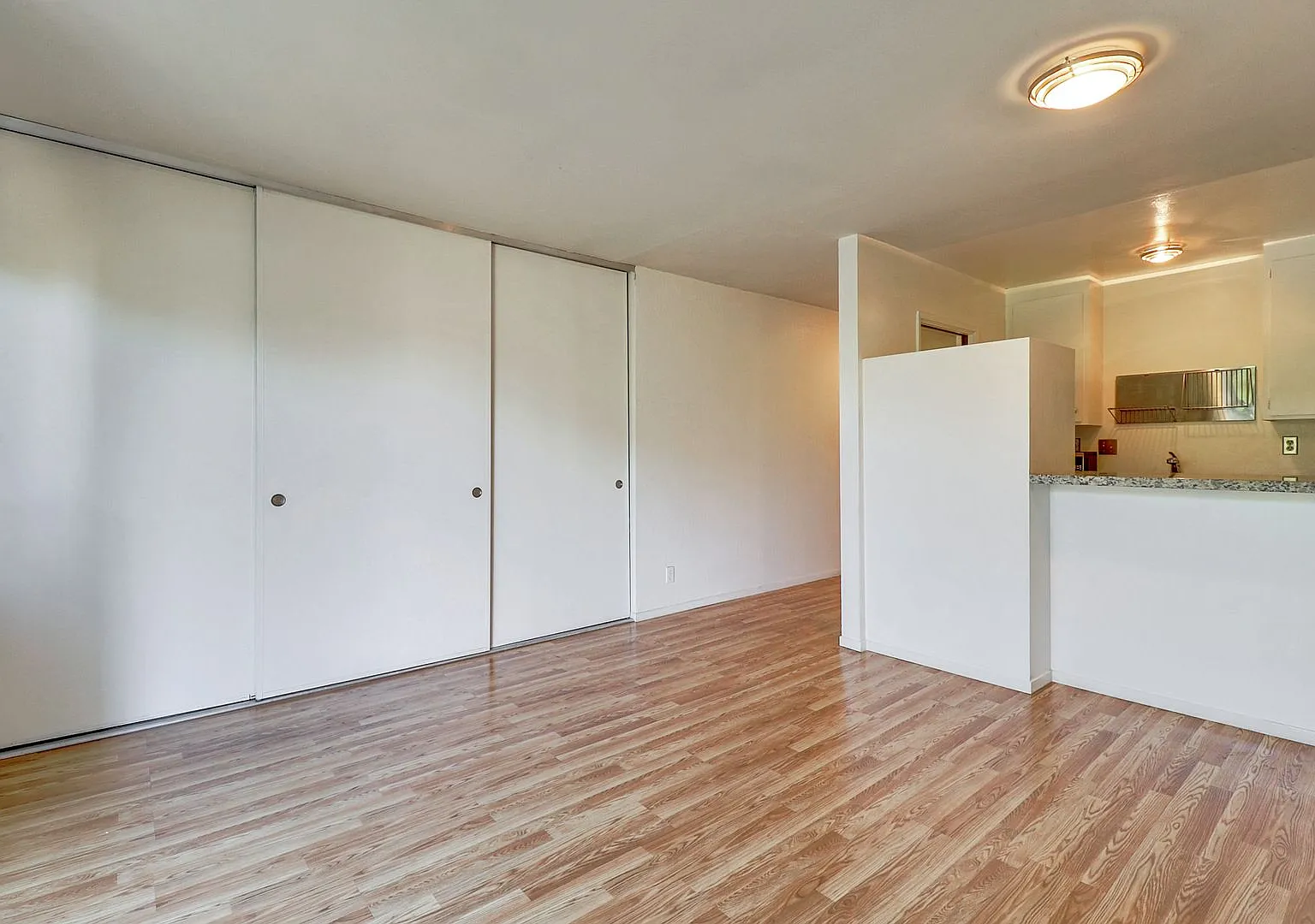 Cozy Top-Floor Studio in Adam's Point — Photo 3
