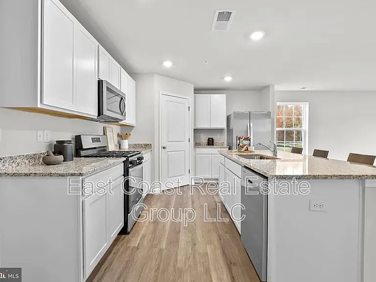 672 Armstrong Ave — Photo 2