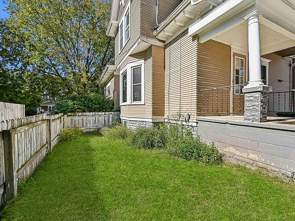 26th image of 407 3rd St SE