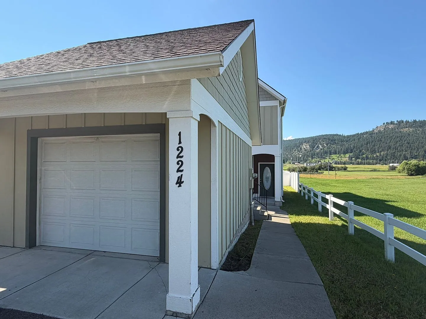 Charming 2-Story Townhome with Vaulted Ceilings — Photo 2