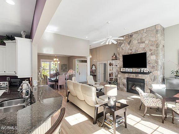 4th image of 621 Dartmoor Way SW